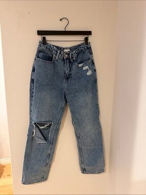 GOOD AMERICAN DISTRESSED STRAIGHT LEG JEAN WITH KNEE CUT OUT SIZE 29